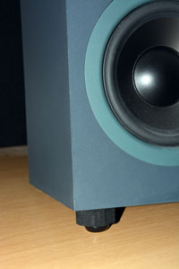 Studio monitor with Sorbothane anti-vibration feet & spacers for correct listening angle. Studio monitor with Sorbothane anti-vibration feet.
